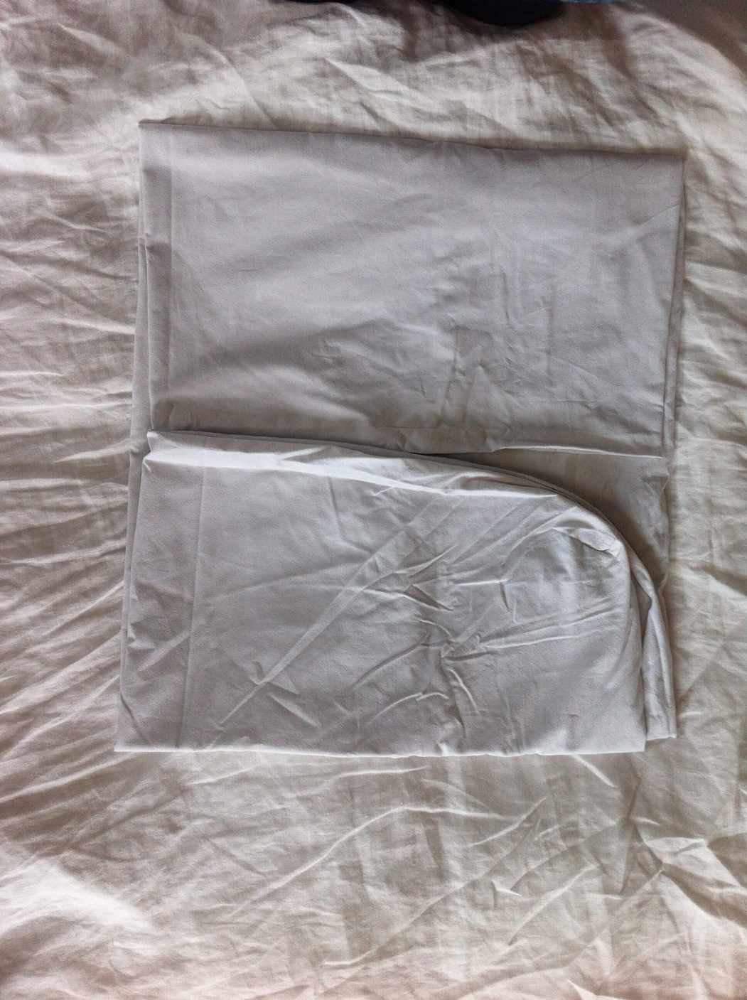 Step 5: make a rectangle Fitted sheet laid flat with elastic edges folded inward