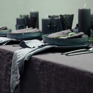 Relaxed gathering with simple food, candles and natural linen table textiles
